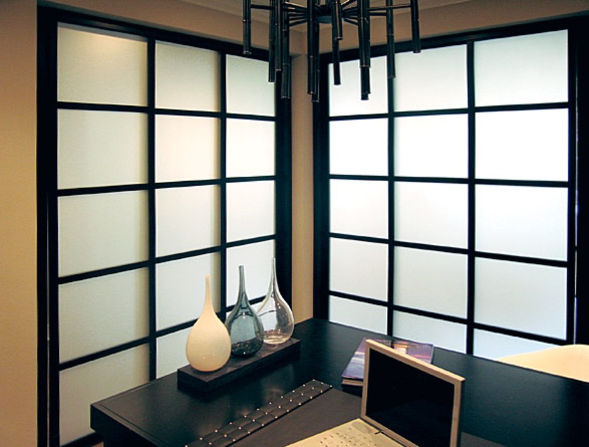Угловая перегородка в японском стиле с матовым стеклом Волгоград
