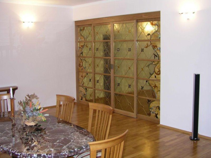 Перегородка для гостиной с цветным стеклом и декоративными вставками Волгоград