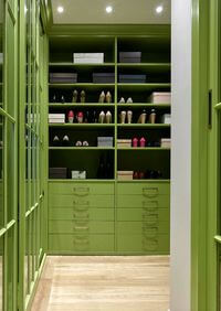 Г-образная гардеробная комната в зеленом цвете Волгоград