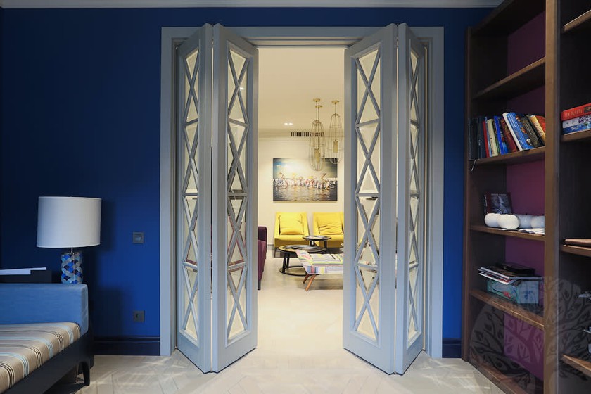 Двери гармошка  для гостиной со стеклами с разделителями Волгоград