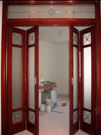 Дверь гармошка с декоративными стеклянными вставками Волгоград